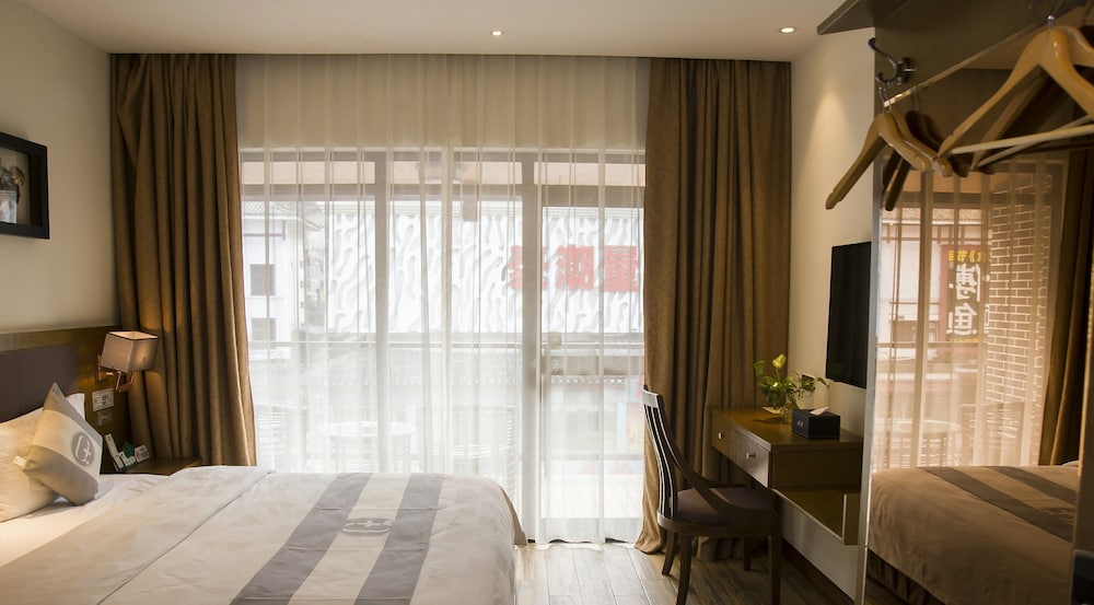 Elite Double Room, 1 Queen Bed, Smoking, City View