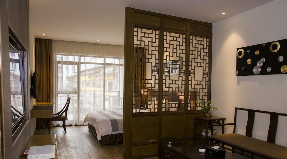 Family Suite, 1 King Bed, Smoking, City View