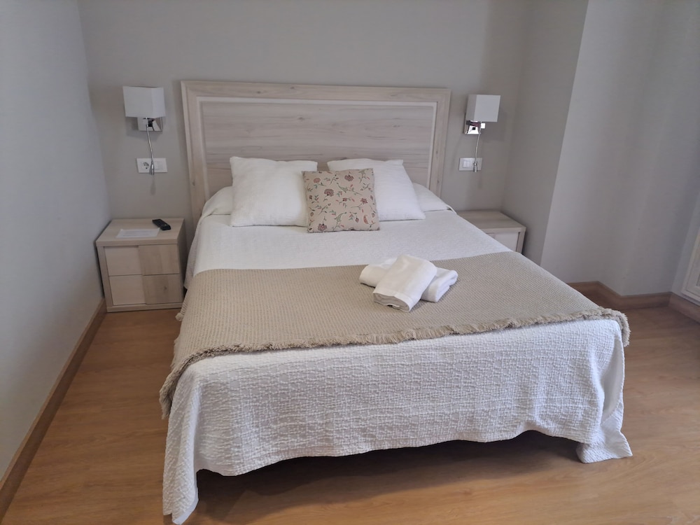 Deluxe Double Room, 1 Queen Bed, Private Bathroom