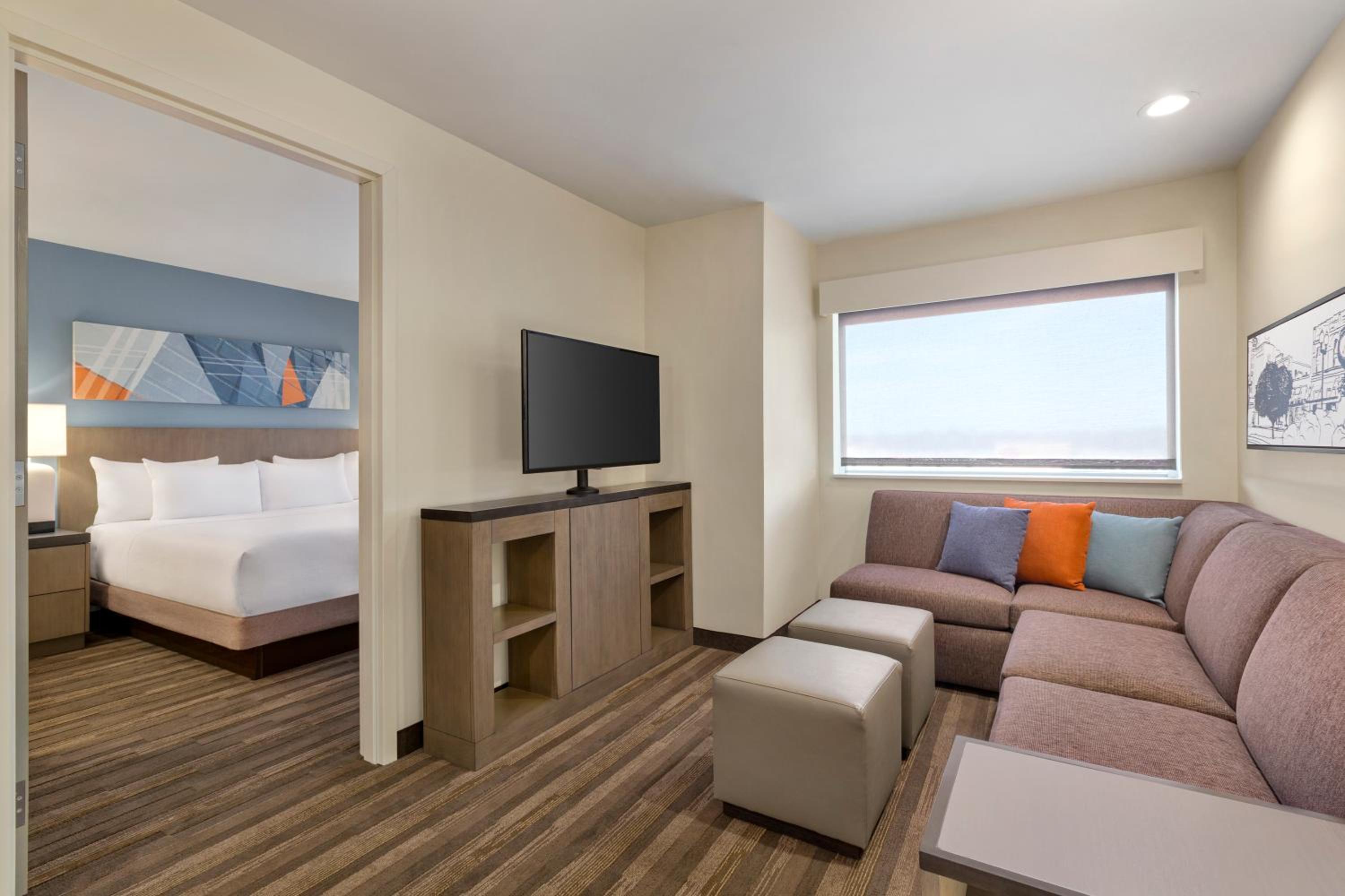 One-Bedroom King Suite with Sofa Bed, Kitchen and Tub - Disability Access