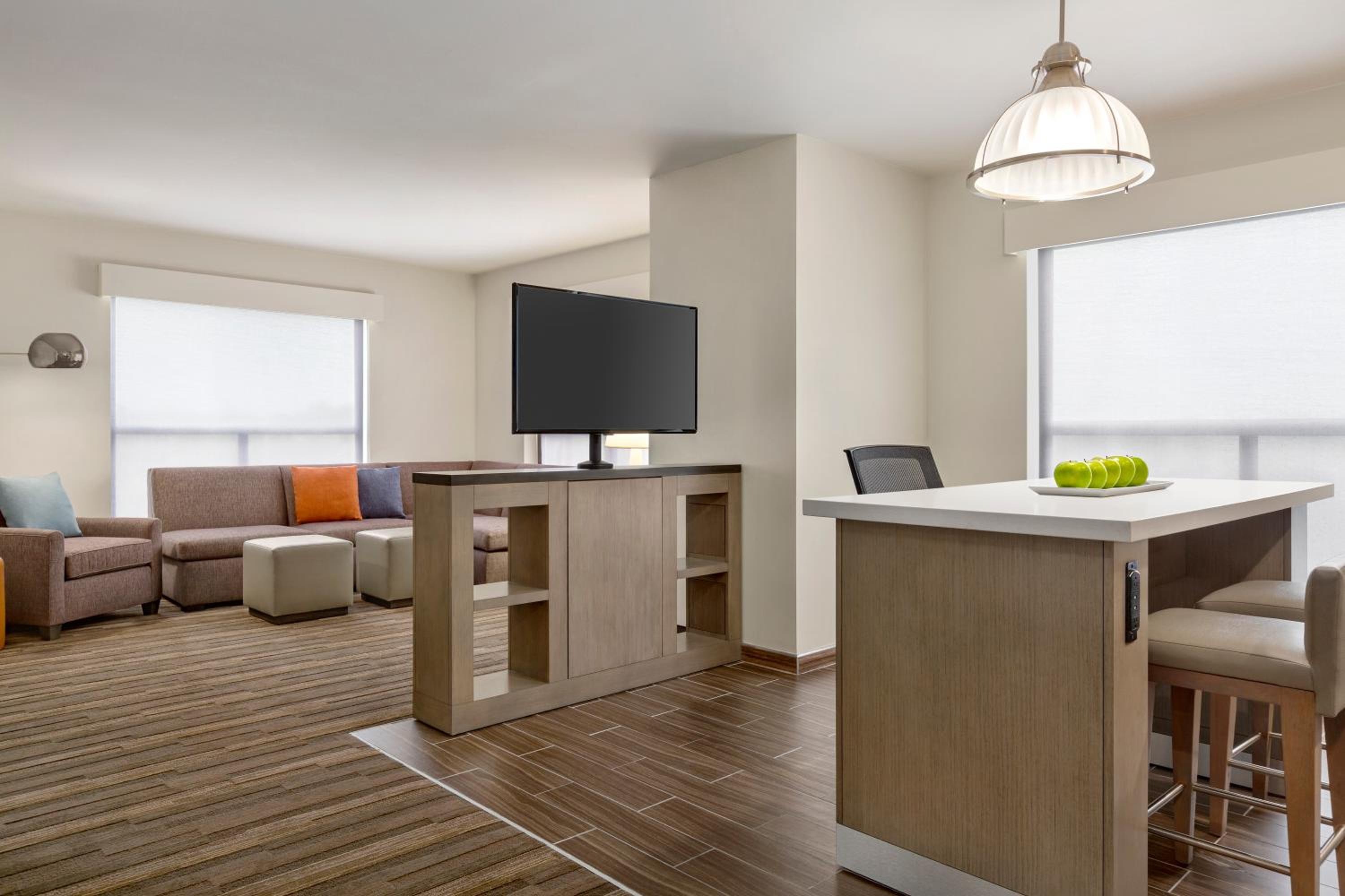 One-Bedroom Suite with Two Queen Beds with Sofa Bed, Kitchen and Tub - Disability Access