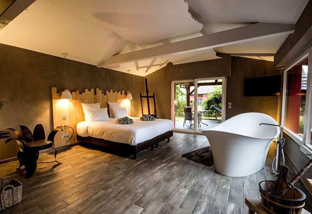Suite, 1 King Bed, Non Smoking, Garden View