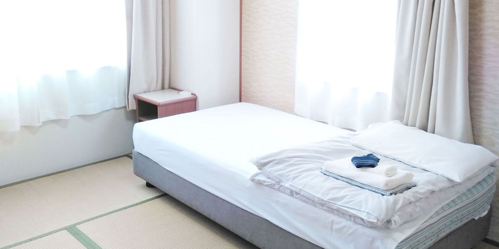 (Male Only) Japanese style 4.5 tatami room with bed, no bathroom, Non Smoking