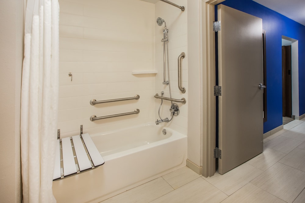 Suite, 2 Queen Beds, Accessible (Accessible Tub)
