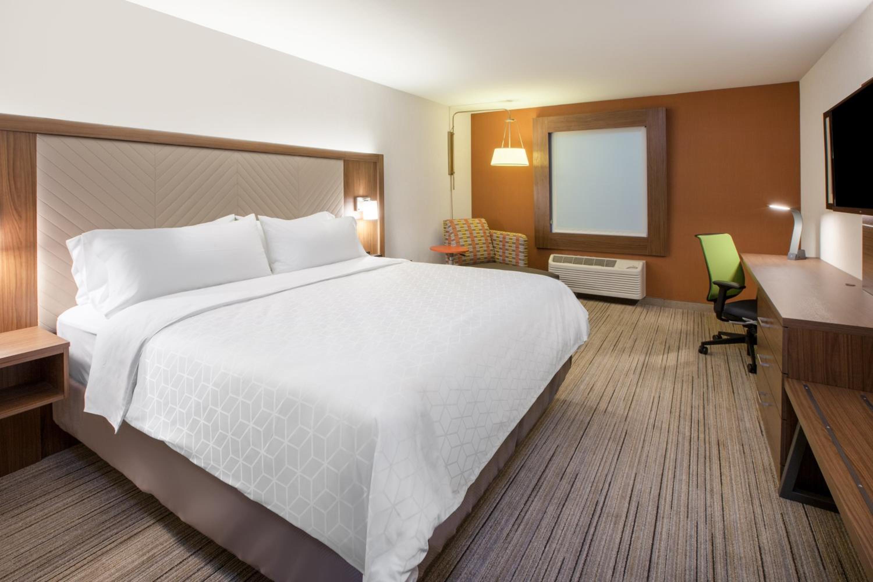 Queen Room with Two Queen Beds - Disability Access with Bath Tub