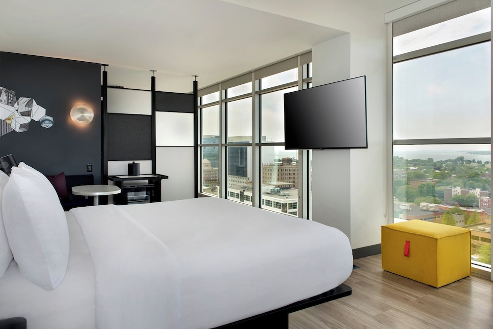 Room, 1 King Bed, Corner (Hearing Accessible)