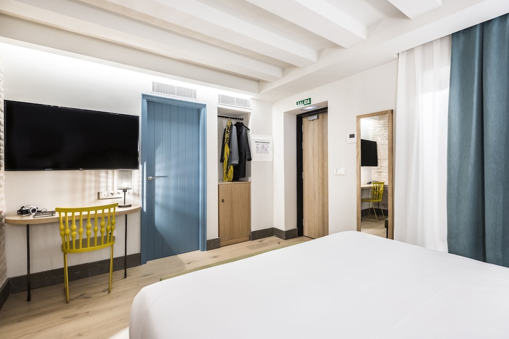 Standard Double Room, 1 King Bed, Bathtub, Courtyard Area