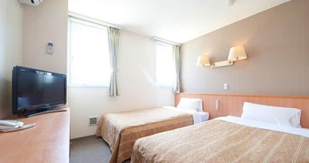 Twin Room (No Tatoo)