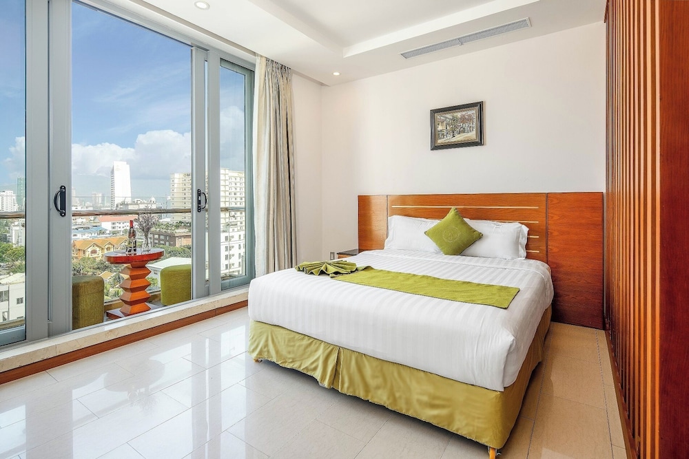 Deluxe Apartment, 3 Bedrooms, Balcony, Partial Sea View