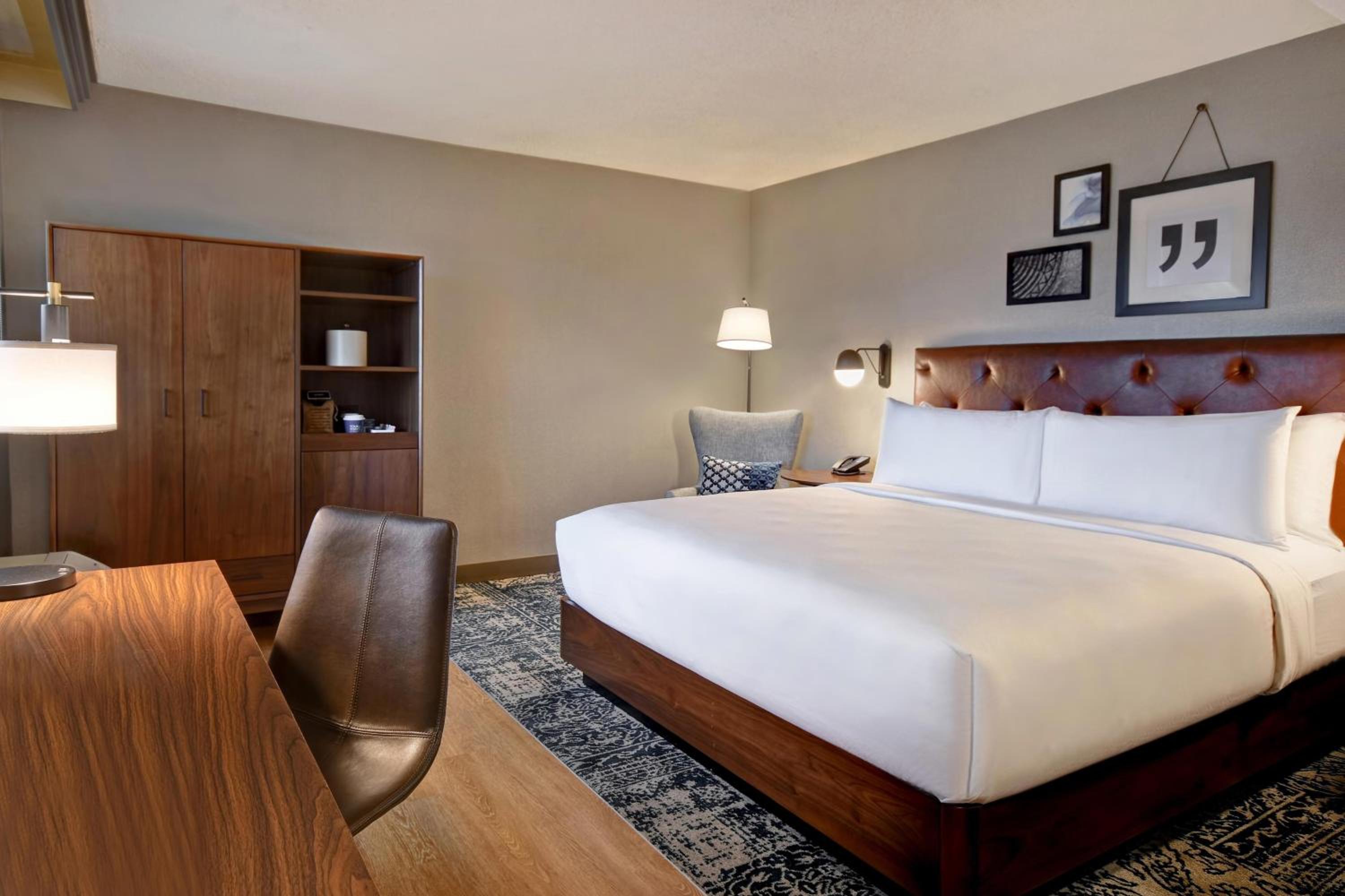 King Room with Adapted Tub - Mobility and Hearing Accessible