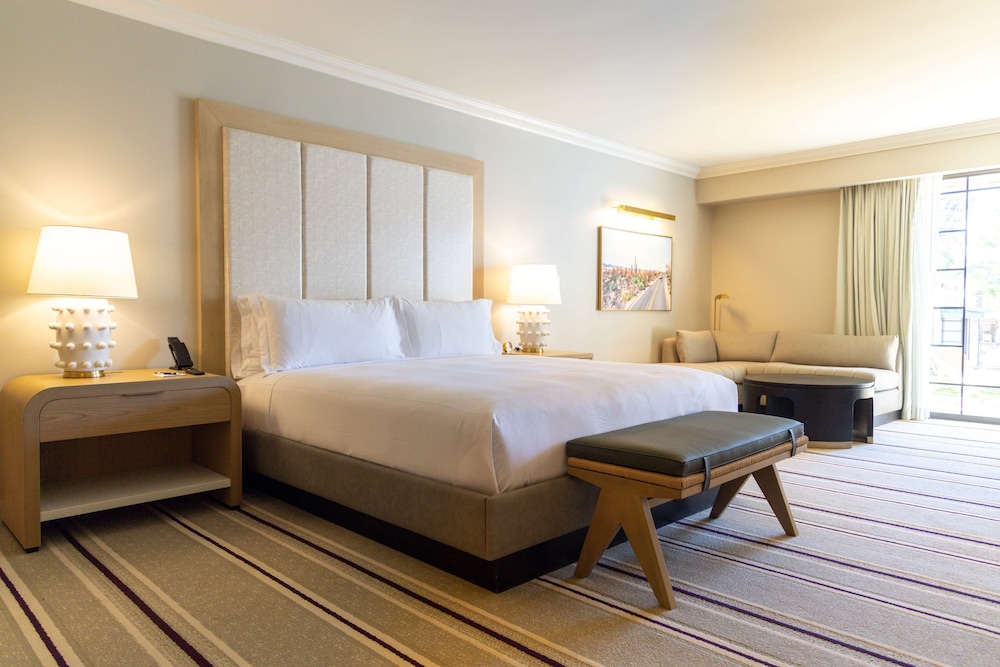 1 King Bed, Accessible (Premier Suite, Roll In Shower)