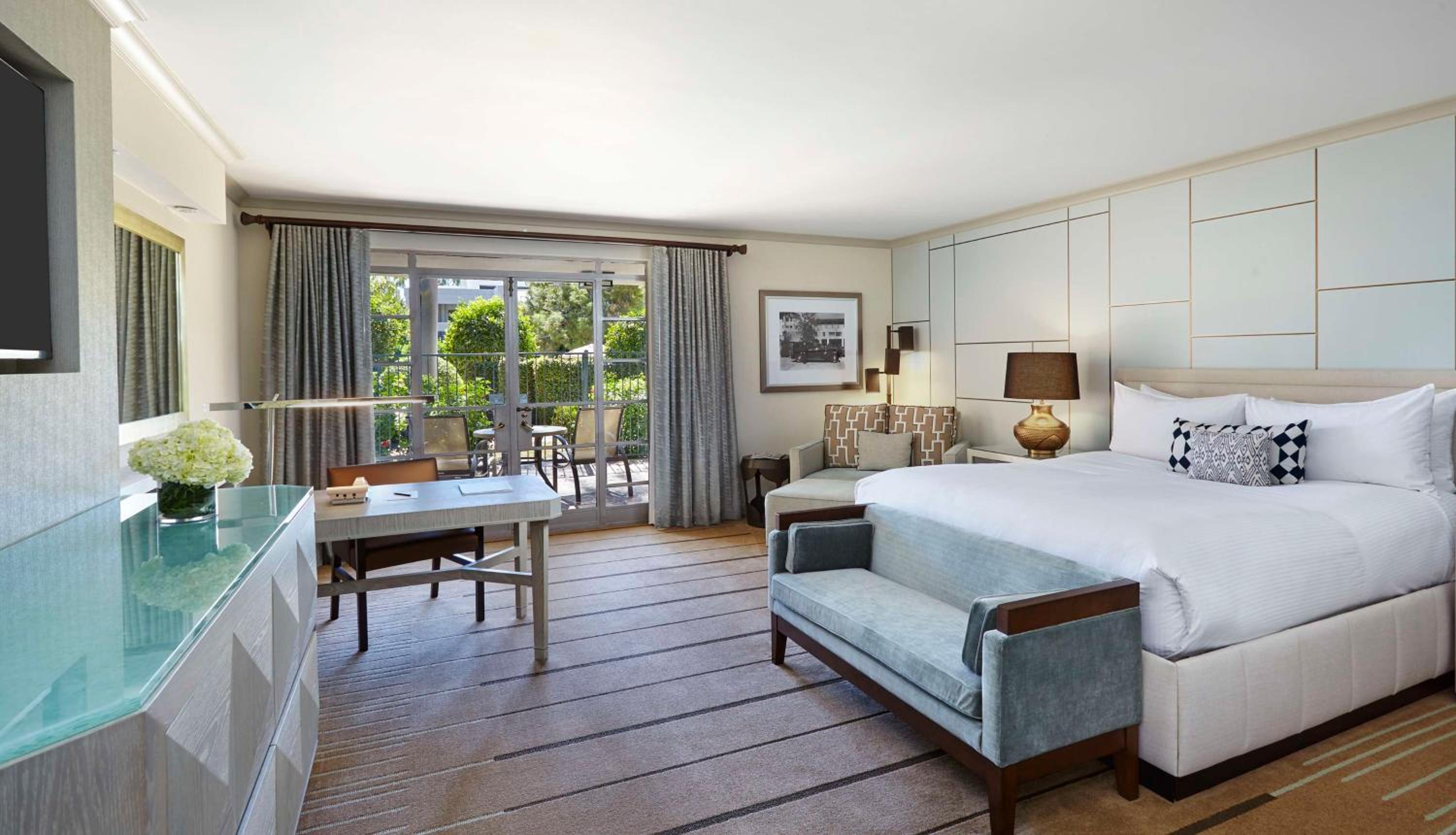 Club Poolside King Room with Patio