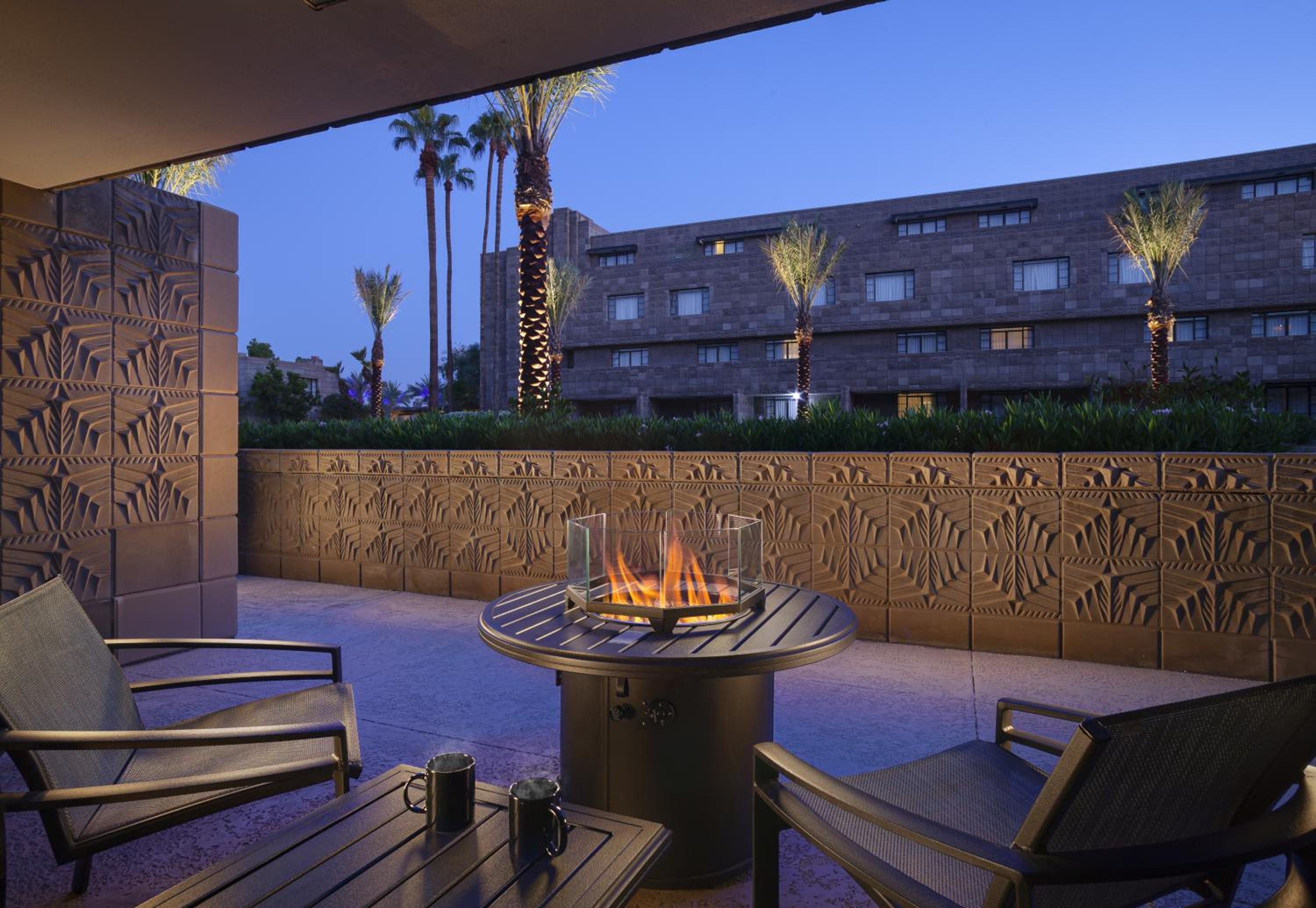 Resort Firepit Queen Room with Two Queen Beds and Roll-in Shower - Mobility Access