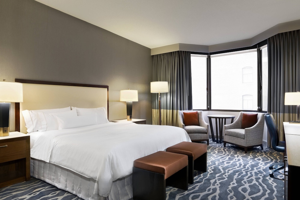 Deluxe Room, 1 King Bed, Tower (Mobility/Hearing Access, Roll-In Shwr)