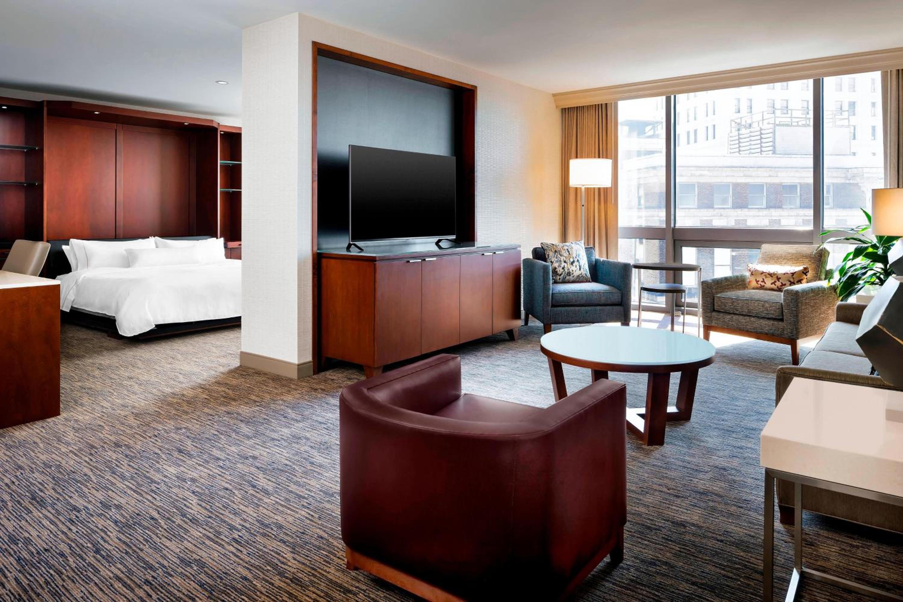 Ohio, Suite, 1 King Murphy, Fountain Square view