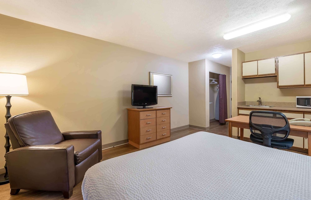 Suite, 1 Queen Bed, Non Smoking, Kitchen