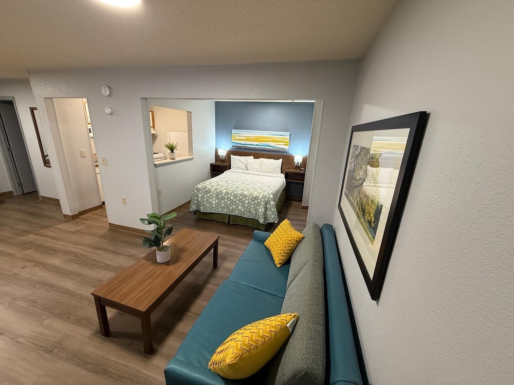 Suite, 1 Queen Bed with Sofa bed, Non Smoking