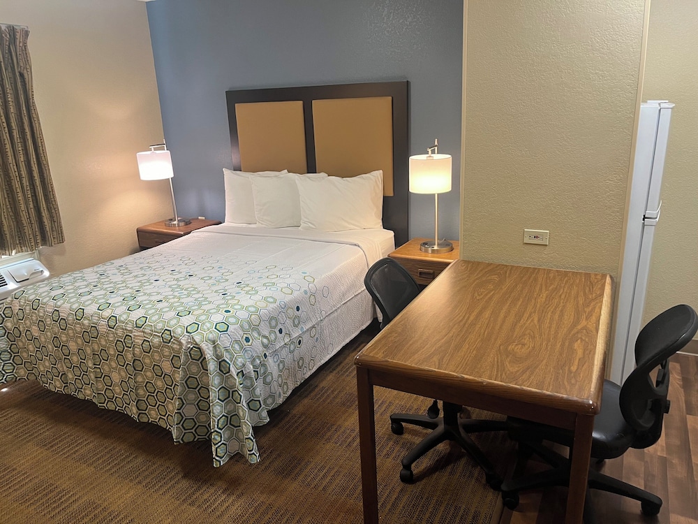 Suite, 1 Queen Bed with Sofa bed, Roll-in Shower, Non Smoking (Accessible)