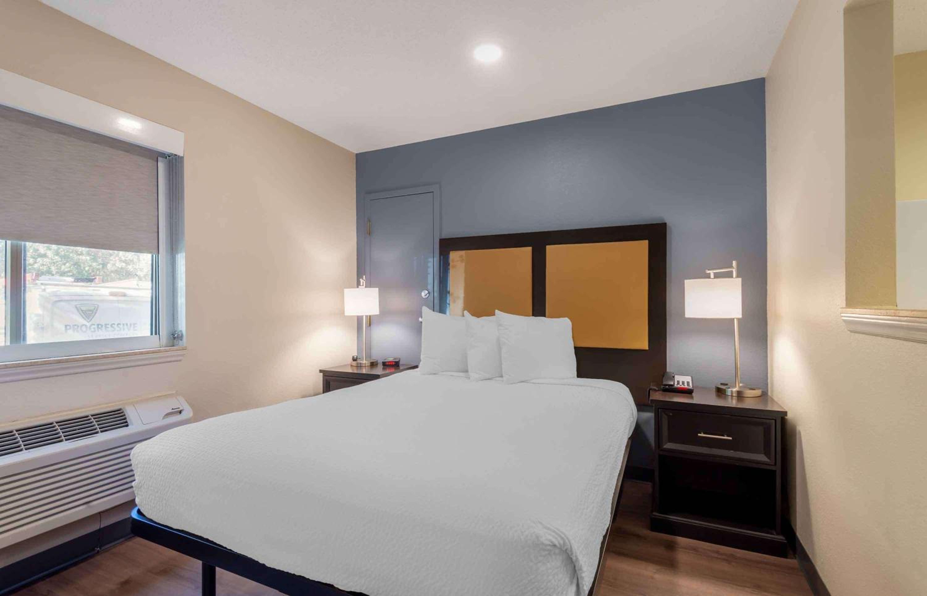 1 Queen Bed | Non-Smoking, Micfridge, Sofa-Bed