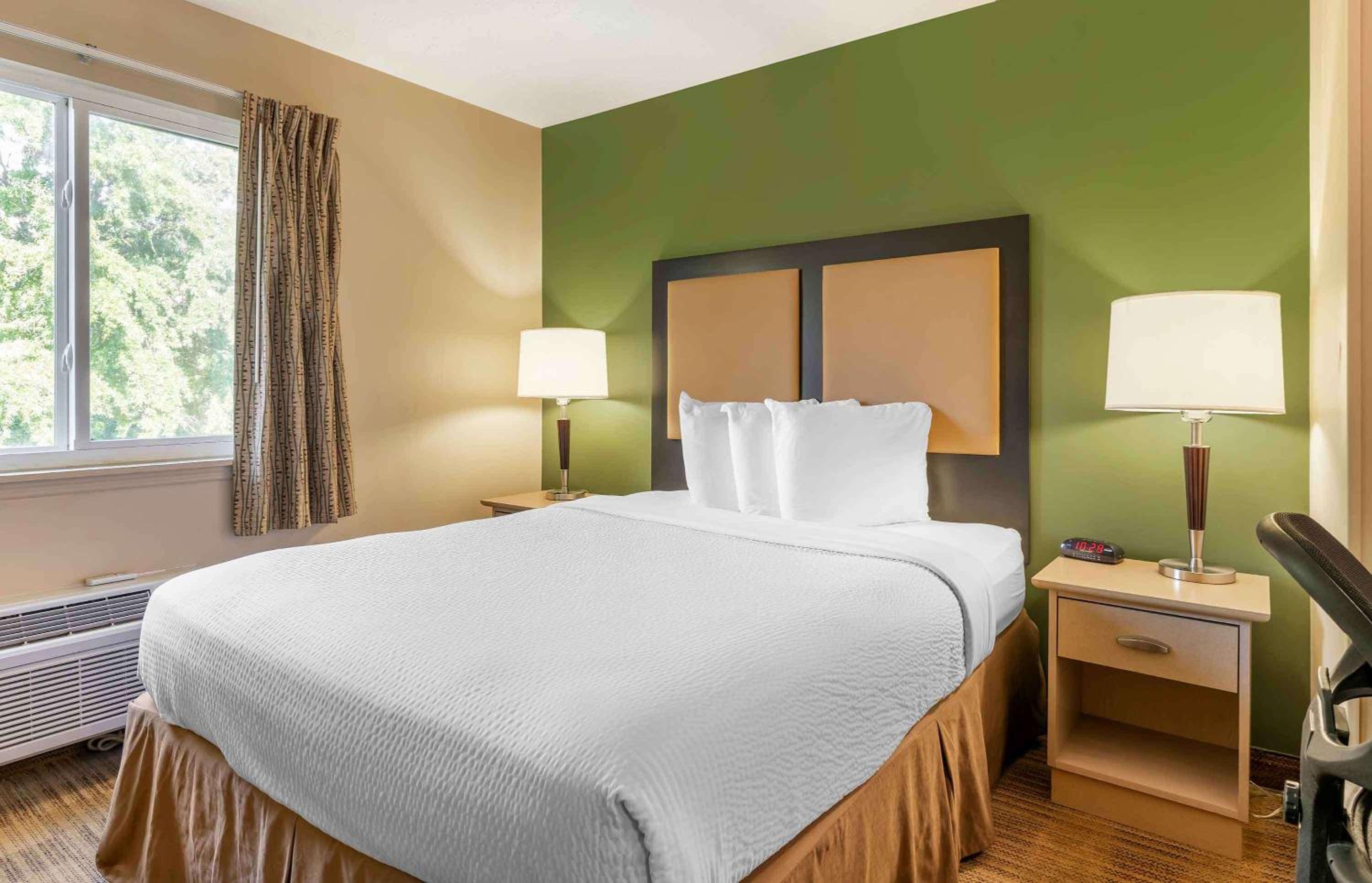 Deluxe Queen Room