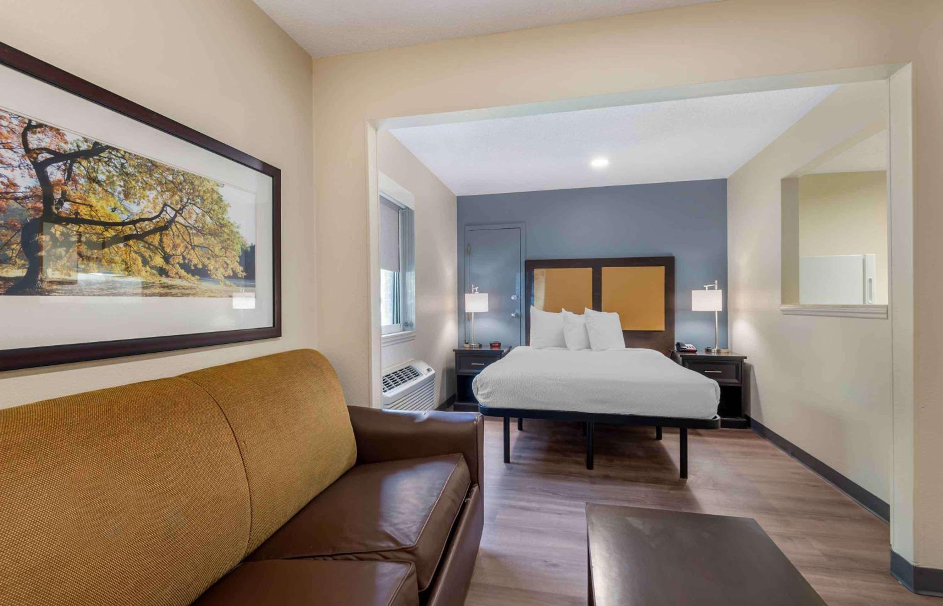 1 Queen Bed | Mob Acc Tub Ste Nsmk Sb Micfri