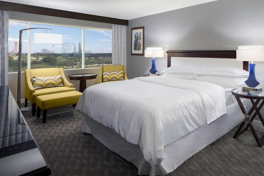 Room, 1 King Bed (Mobility Accessible, Tub)