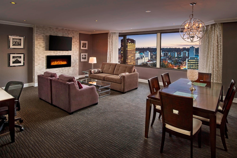Suite, 1 King Bed with Sofa bed, City View