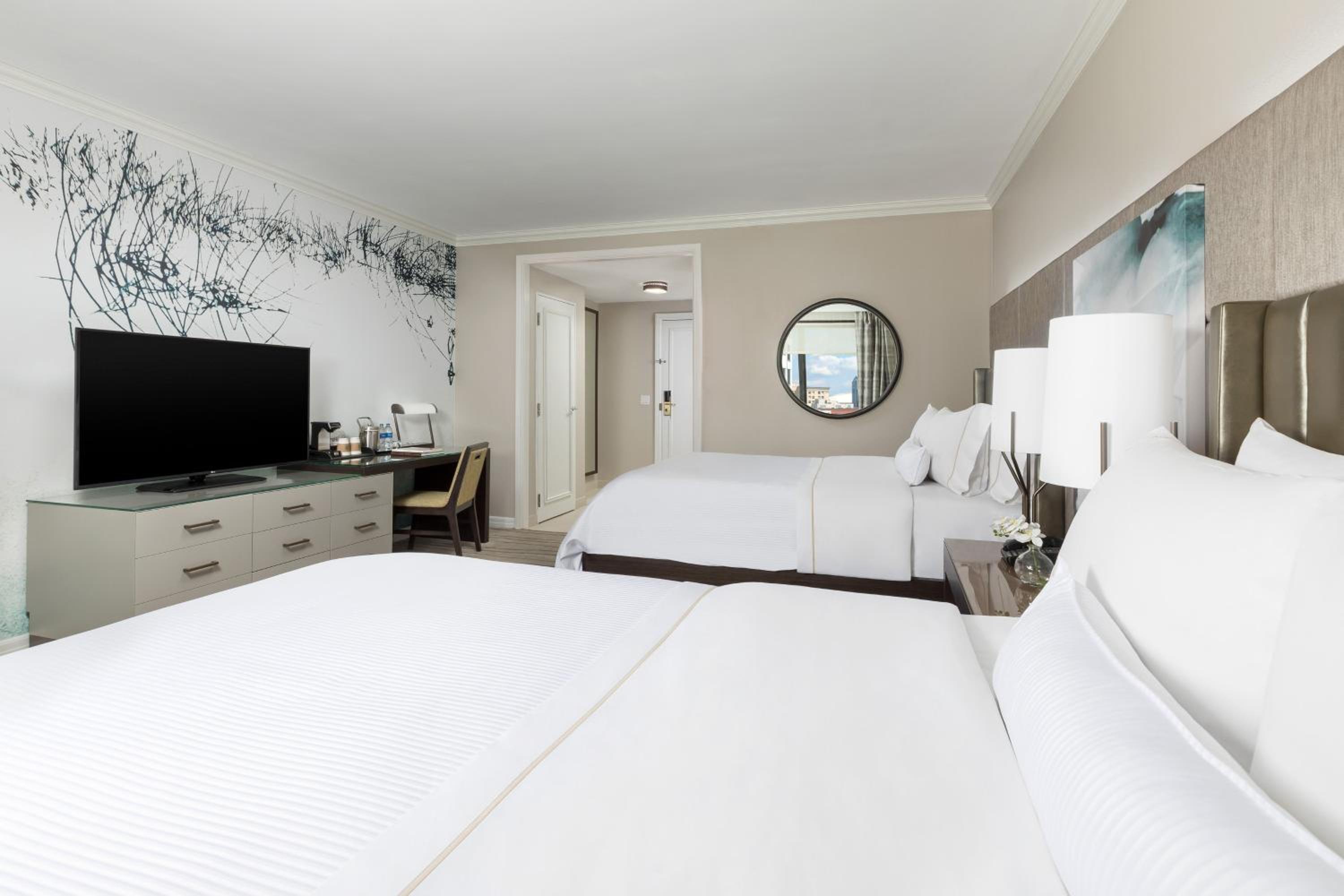 Traditional, Guest room, 2 Queen (Mobility and Hearing Accessible w/Tub)