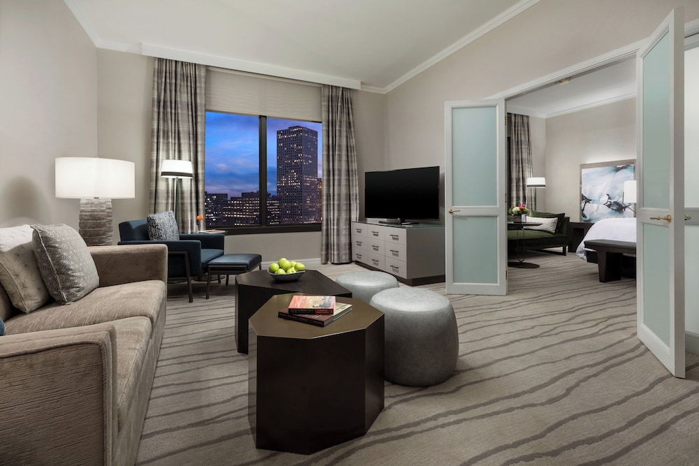 Suite, 1 King Bed, City View