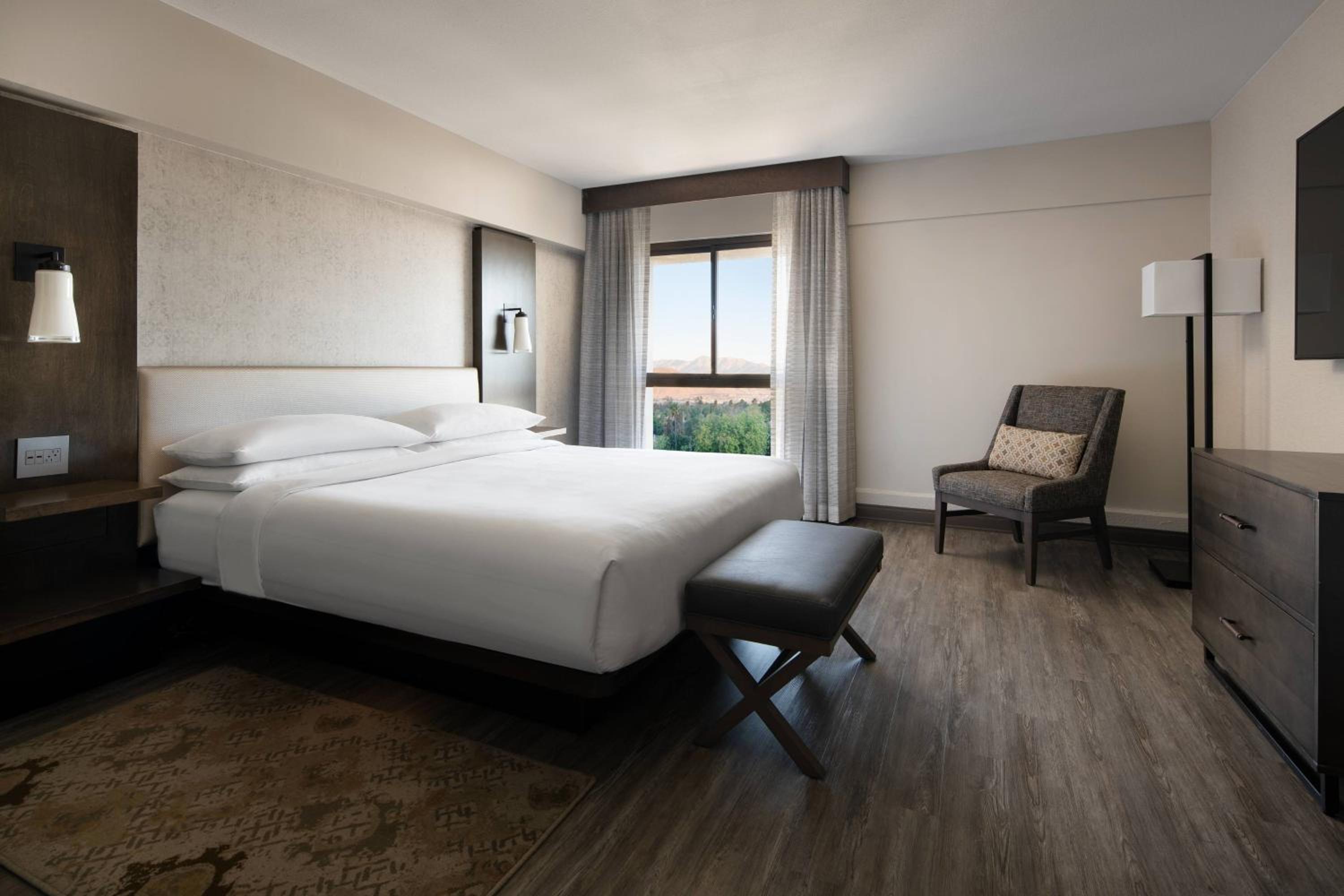 Executive King Suite with Sofa Bed and Balcony - High Floor