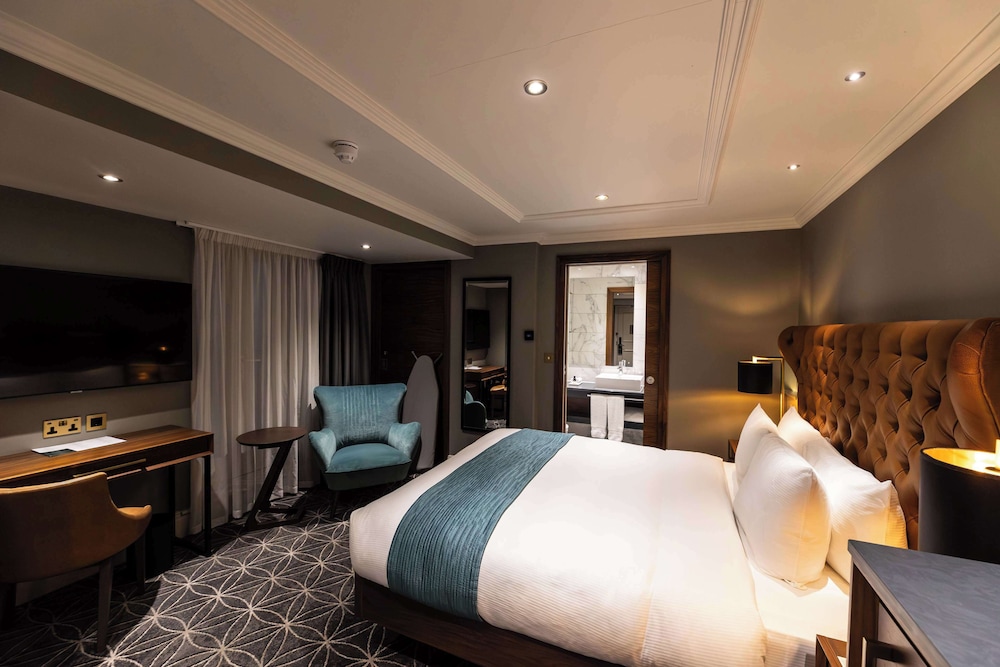 Deluxe Atrium Queen Room