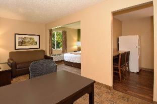 Efficiency Queen Room With Tub - Disability Access/Non Smoking/Pet Friendly