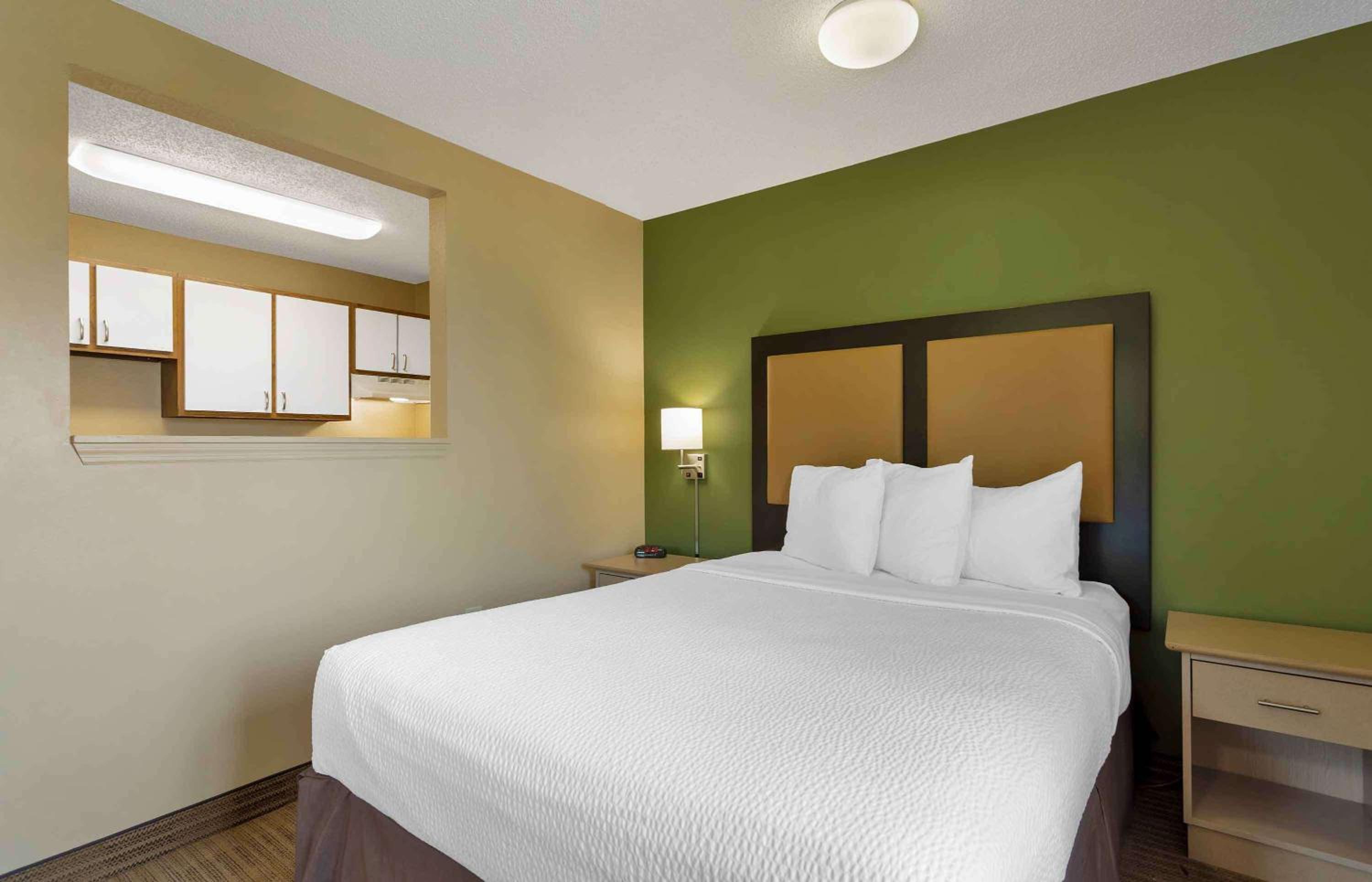 Deluxe Studio with 1 Queen Bed - Non-Smoking