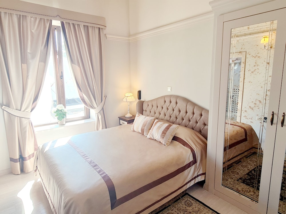 LUX Room 6