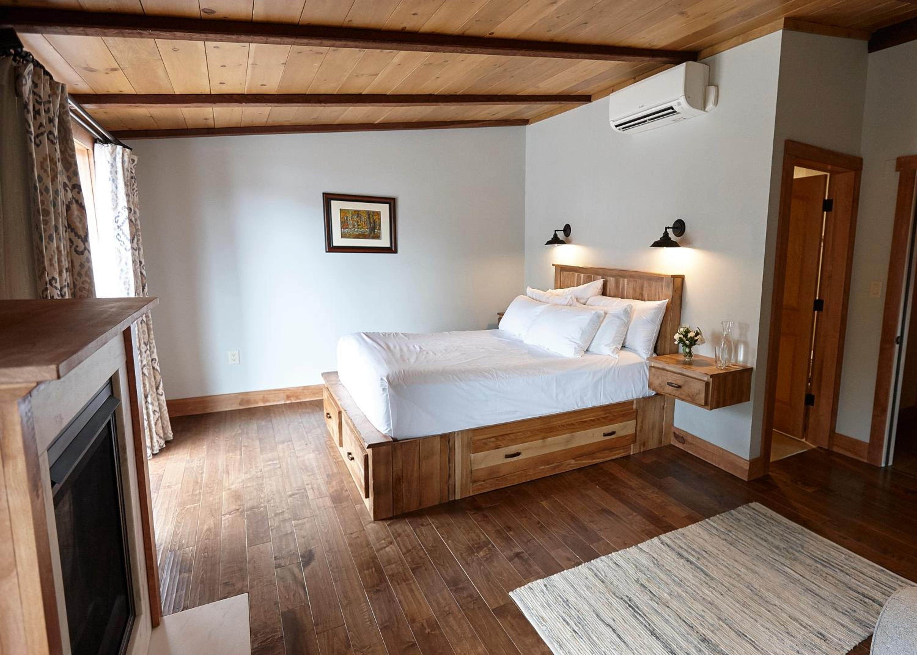 Deluxe Room (2 Adults + 1 Child)