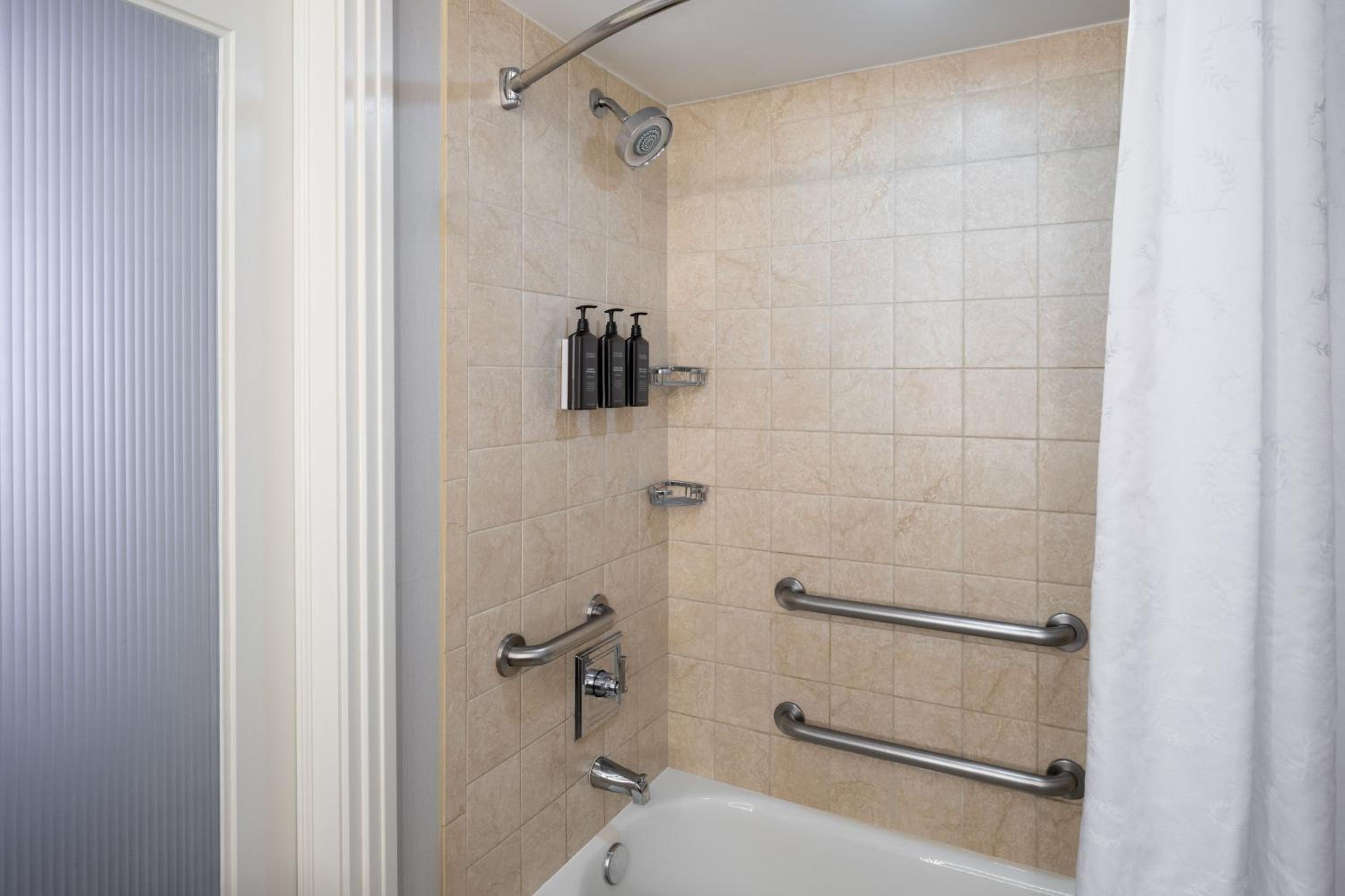 Traditional King Room with Roll-in Shower - Mobility Accessible