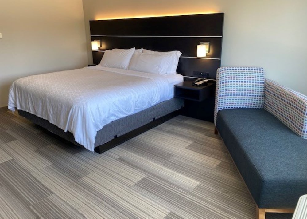Standard Room, 1 King Bed, Accessible (Communications, Accessible, Tub)