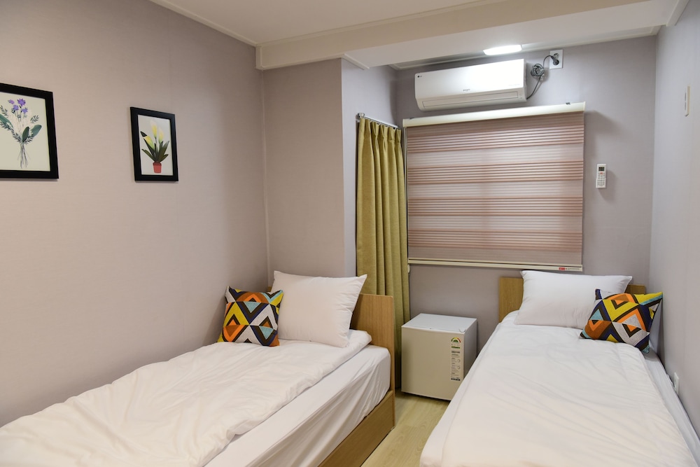 Twin Room, 2 Twin Beds, Non Smoking, Private Bathroom
