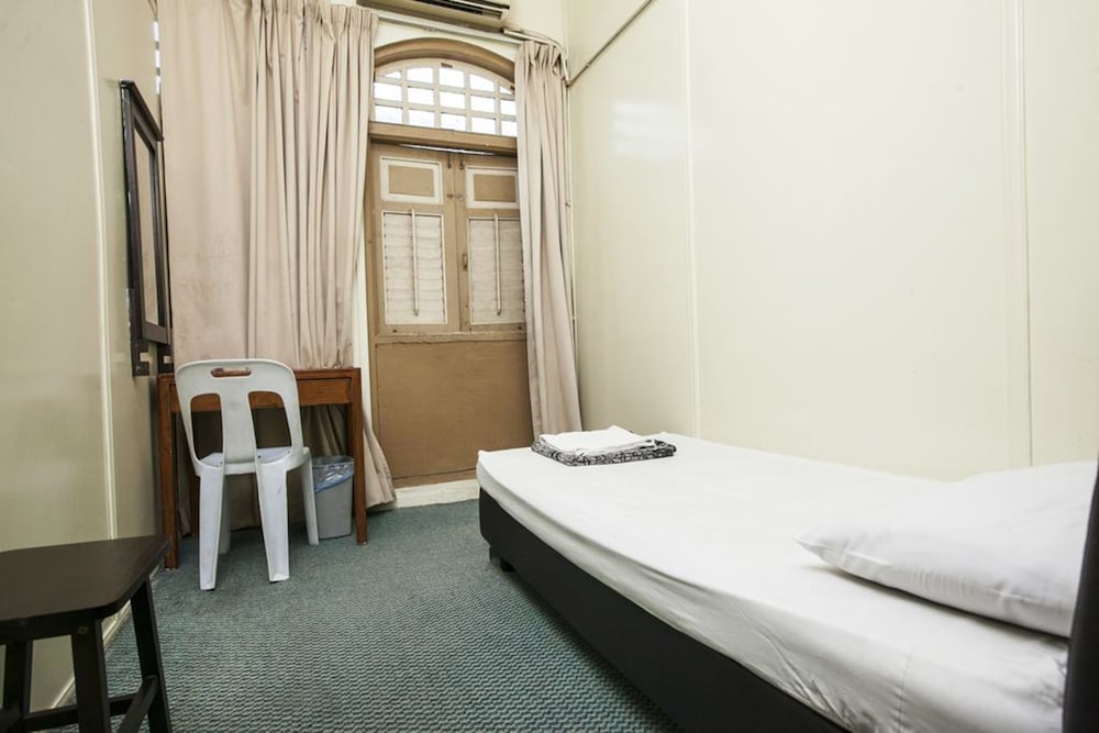 Single Room Deluxe With Shared Bathroom (Sr-D)