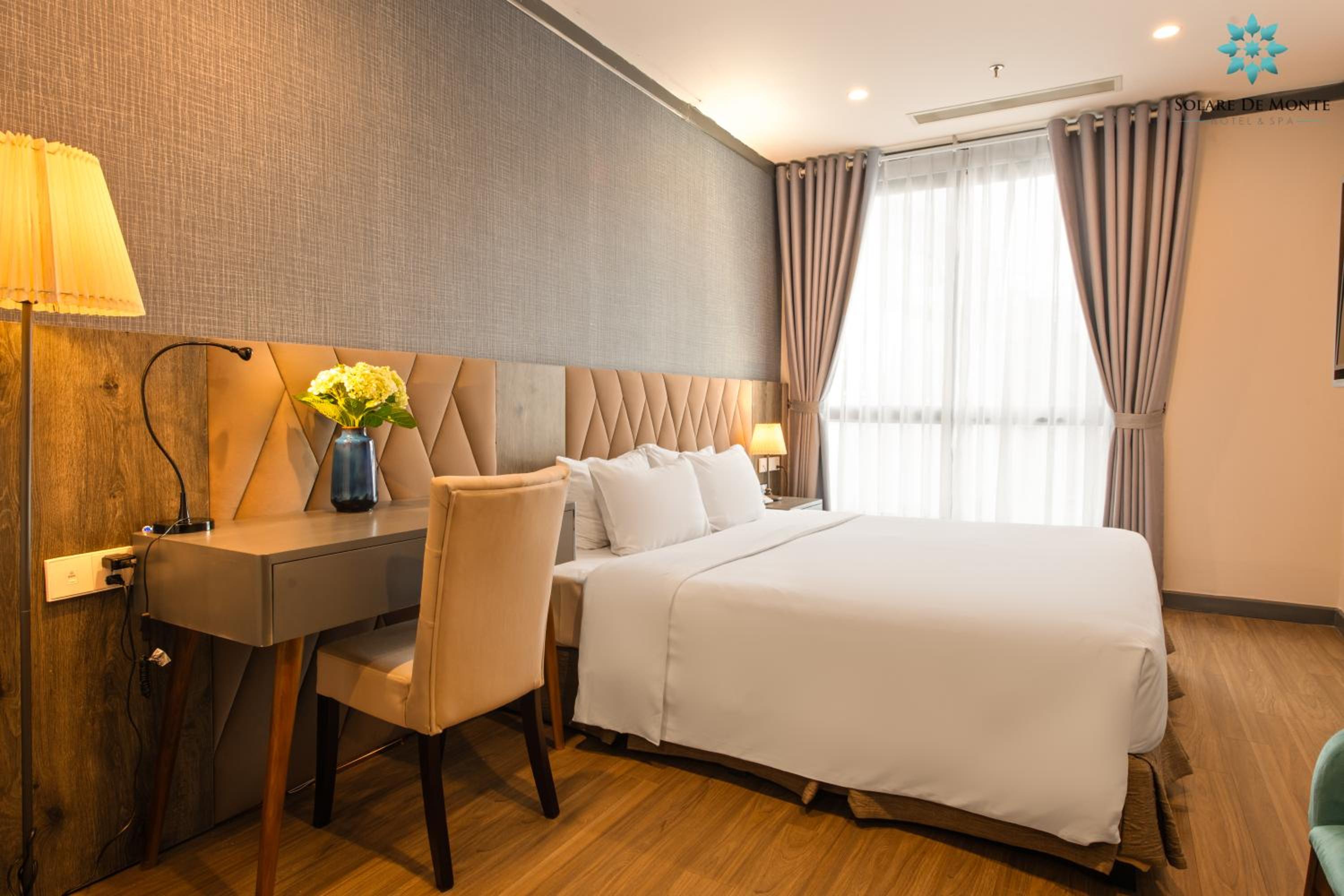 Premier City View with Bathtub