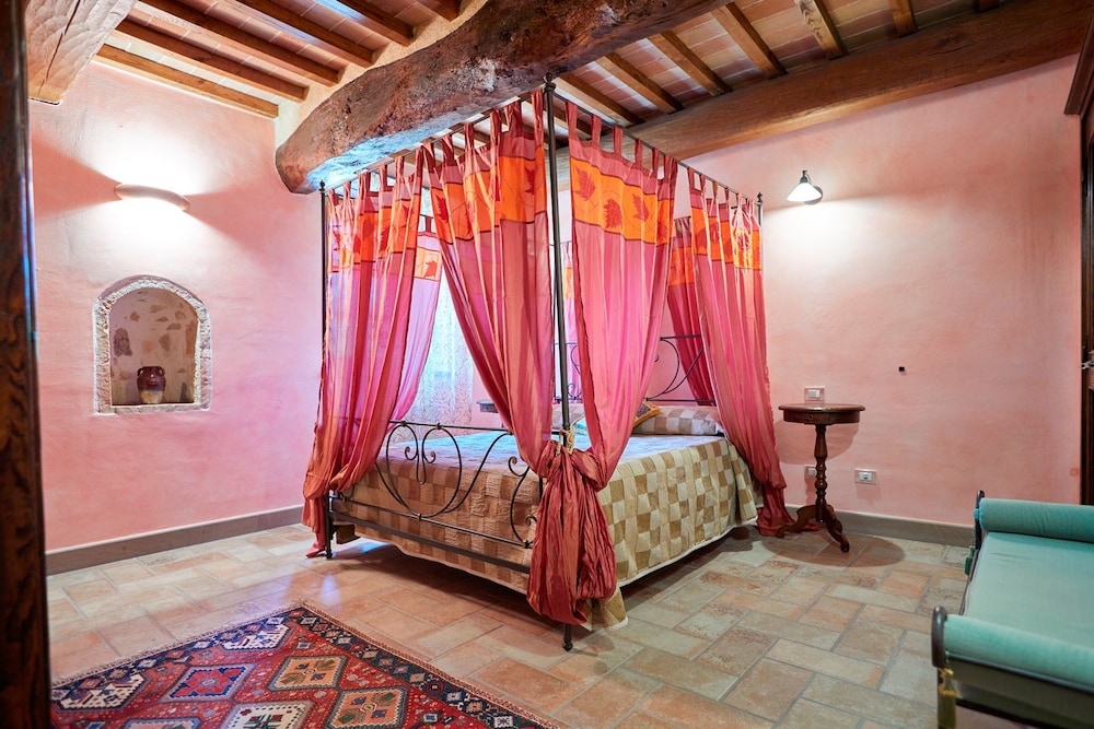 Romantic Apartment (Morganite)
