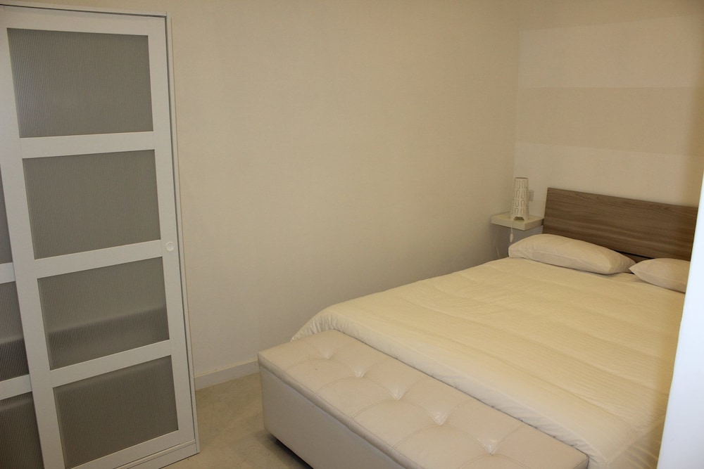Condo, Kitchenette (La Dependance)