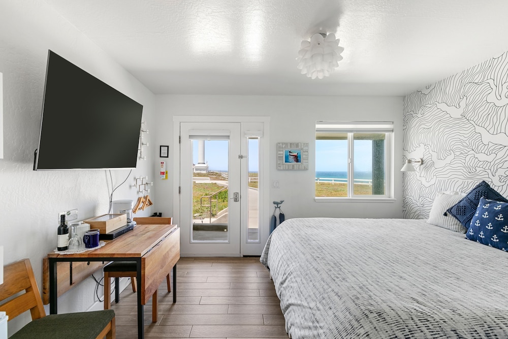 Romantic Room, Accessible, Partial Sea View (Pet Friendly)