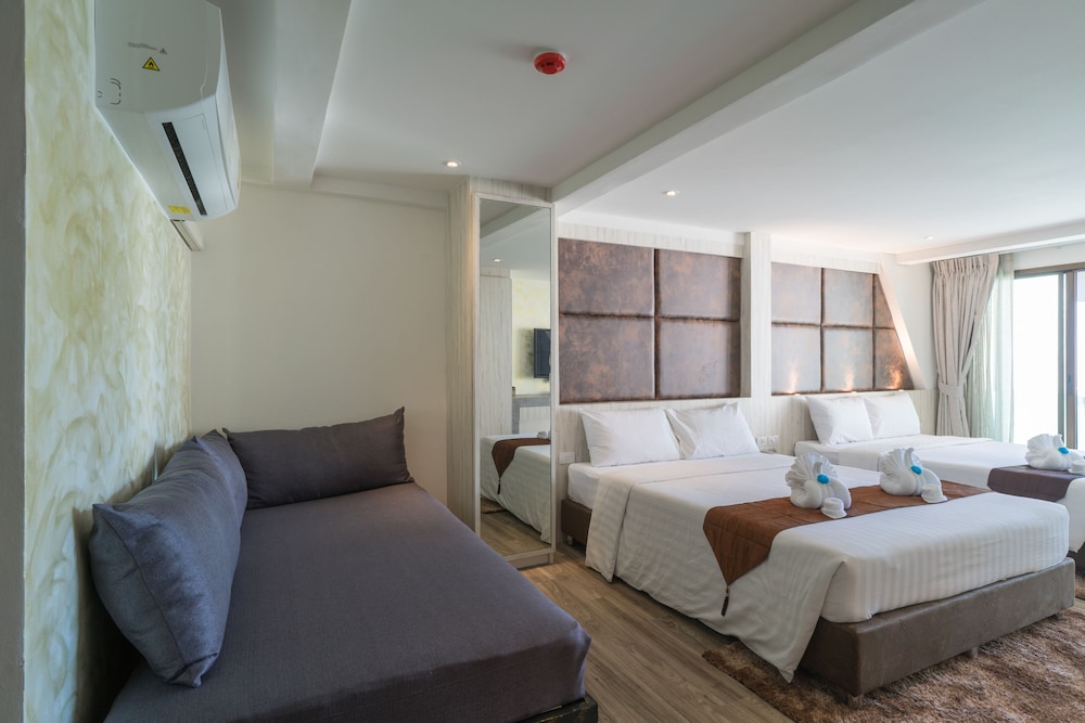 Family Deluxe Room with Balcony (Sea View)