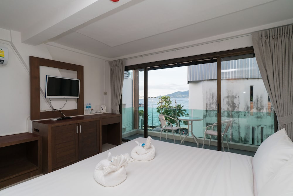 Deluxe Premium Room with Balcony (Partially Sea View)