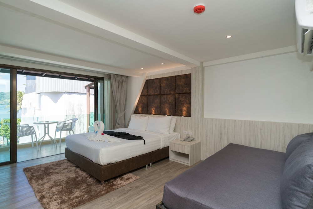 Deluxe Triple with Balcony (Sea View)