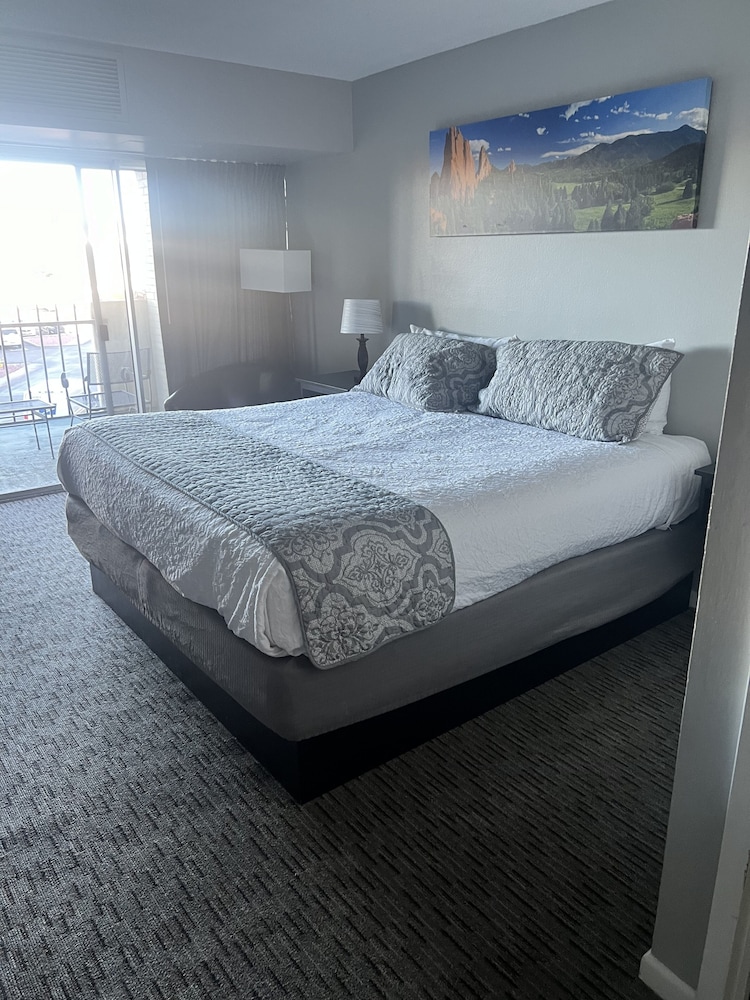 Standard Room, 1 Queen Bed, Balcony