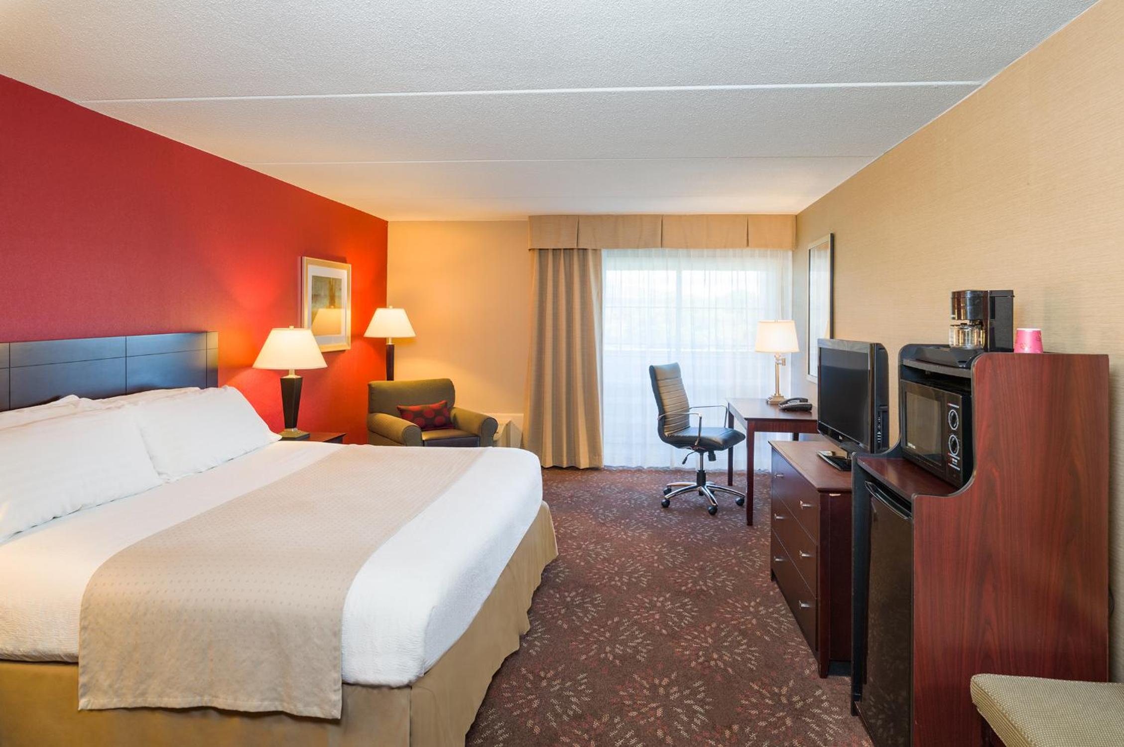 Standard King Room with Roll-in Shower - Mobility Accessible