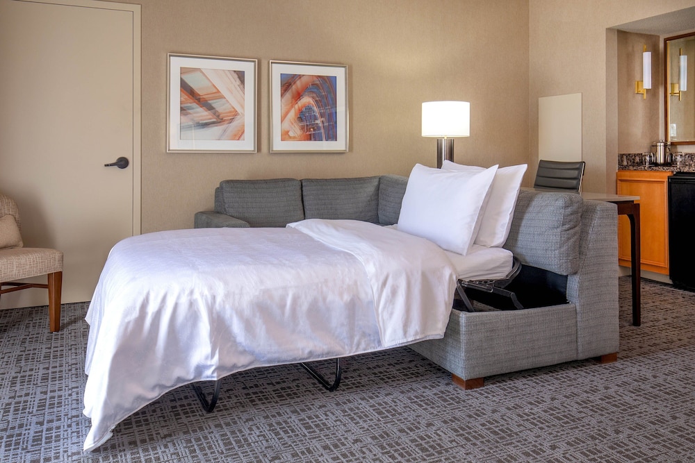 Junior Suite, 1 King Bed with Sofa bed, Corner (Balcony)