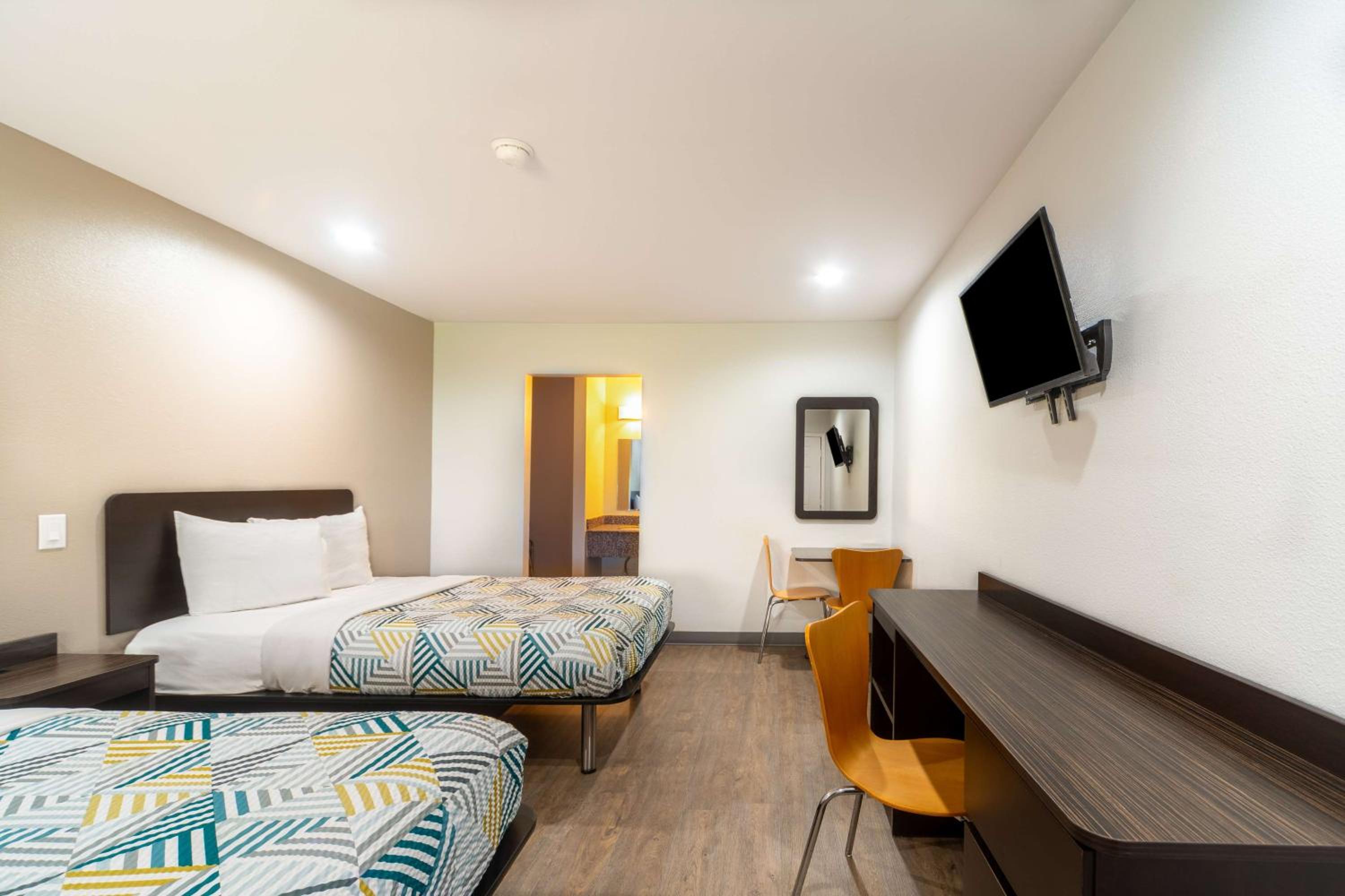 2 Full Beds - Non-Smoking